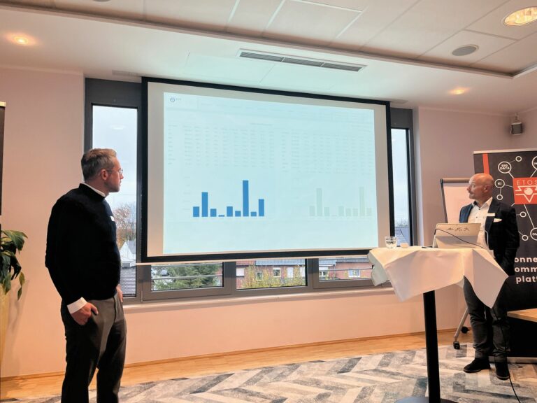 Von links: Janis Möhring und Stefan Nicolai (ECC) führten durch das Dashboard von Erix2. Im Bild zu sehen ist ein Ranking der Farbanteile im eigenen Unternehmen und im Marktumfeld. (Foto: Redaktion)
