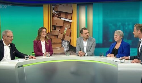 Diskutierten über die Zukunft der Innenstädte: (v.l.n.r.) Thomas Keck, Oberbürgermeister von Reutlingen; Sophie Büchner, Stadtplanerin; Schuhhändler Ingo Hänel, die ehemalige Kaufhof-Mitarbeiterin Sabine Jacoby und SWR-Moderator Florian Weber)  (Screenshot: Redaktion)