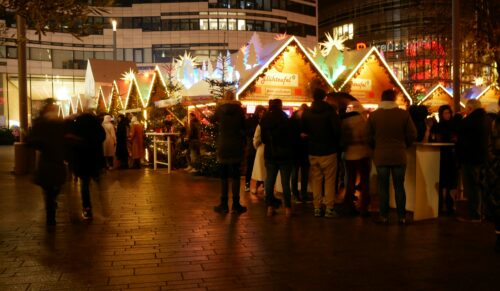 Vor dem Weihnachtsfest sinkt die Sparneigung der Deutschen. (Foto: Kai Damm Jonas/Unsplash)