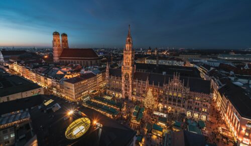 Der Münchner Marienplatz zur Weihnachtszeit (Foto: Unsplash/Daniel Seßler)