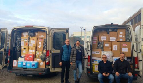 Gepackte Hilfsgüter auf dem Weg von Mainhausen in die Ukraine: Der Vorstand der Kinderhilfe von links nach rechts: Thomas Weil, sowie Nataliya Jaritz, Michael Gelbke und Gerald Unger (Foto: ANWR)
