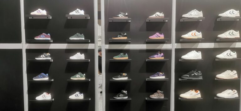 Retro und mehr: Sneaker bleiben weiter der wichtigste Trend im Schuhbereich. (Modelle: Hummel/Foto: Redaktion)