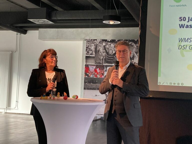 Die WMS-Vorsitzende Manuela Pierog und Manfred Junkert erläuterten die Geschichte des WMS-Systems. (Foto: Redaktion)