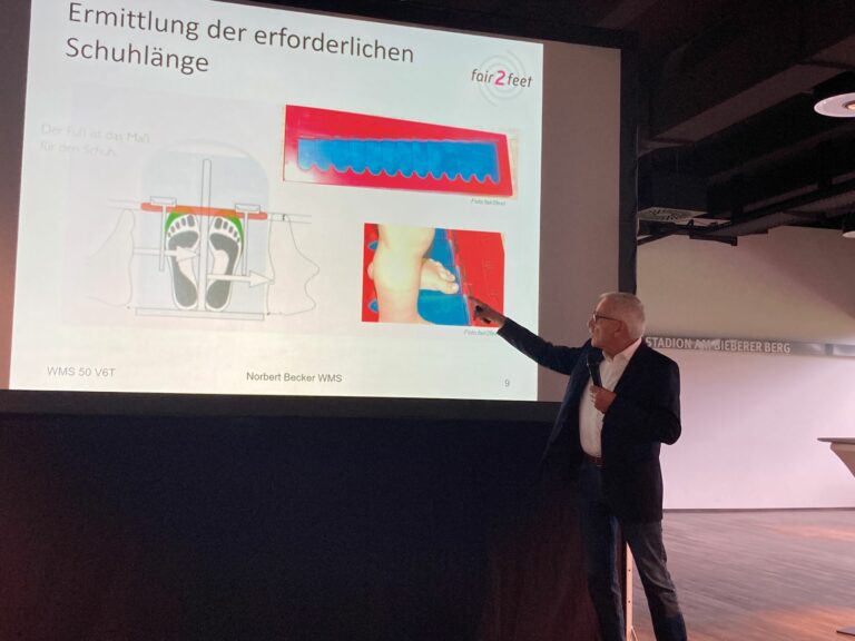 Dr. Norbert Becker erklärte, wie wichtig gut passende Schuhe sind. (Foto: Redaktion)