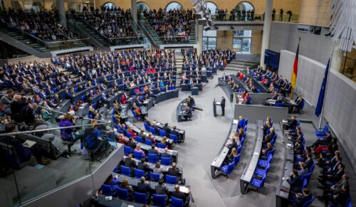 Blick ins Plenum während der Erklärung von Bundeskanzler Olaf Scholz zur Beratung und Abstimmung über die Vertrauensfrage. (Foto: Thomas Köhler/Photothek/Deutscher Bundestag)