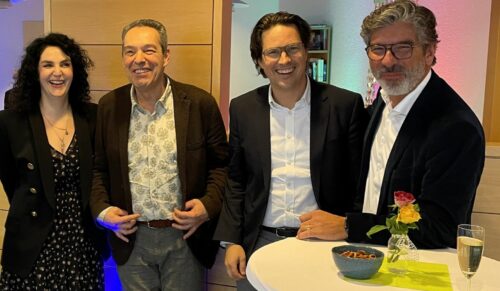 Helmut Wies mit dem Vorstand der ANWR Group. Von links nach rechts: Martina Novotny, Helmut Wies, Tobias Eichmeier, Frank Schuffelen (Foto: ANWR Group)