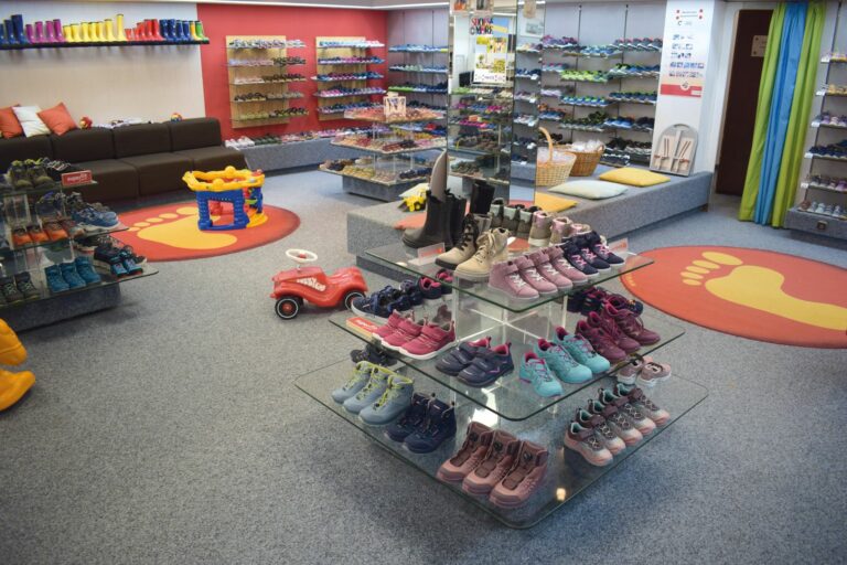 Kinderschuhe von Ricosta und Superfit nehmen einen großen Teil der Fläche ein. Gern hätte Jochen Stemp ein größeres Geschäft. (Foto: Stemp Shoes & More)