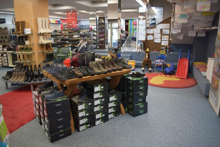 Auch Wanderschuhe für Kinder und Erwachsene verkaufen sich gut. (Foto: Stemp Shoes & More)