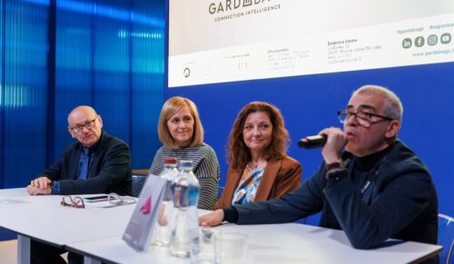 Stellten das neue Konzept für die Gardabags vor (v.l.): Enzo Bassetti (Board member of Riva del Garda Fierecongressi), Alessandra Albarelli (General Director Riva del Garda Fierecongressi), GianPaola Pedretti (Exhibition Manager of Riva del Garda Fierecongressi) und Mauro De Molfetta (Projektleiter Gardabags). Foto: Riva del Garda Fierecongressi