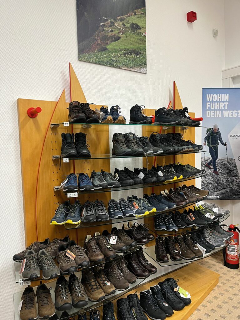 Im ersten Stock befinden sich die Wanderschuhe, die auch nach der Pandemie ihre positive Entwicklung fortsetzten. (Foto: Redaktion)