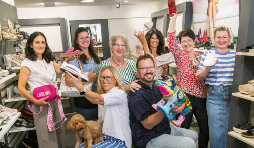 Das Team des Schuhhaus Stark feiert Jubiläum. (Foto: Cara-Irina Wagner Foto Hirsch)
