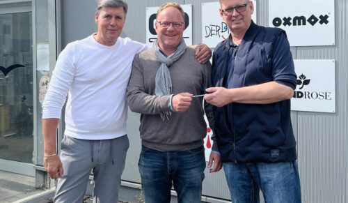 Schlüsselübergabe am ehemaligen Scout-Outlet in Frankenthal (v.l.): Stephan von Dall Armi (Southbag), Oliver Steinmann und Markus Stratmann (Ranzenfee & Koffertroll). Foto: Ranzenfee & Koffertroll