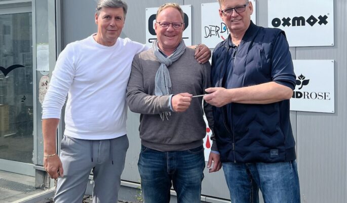 Schlüsselübergabe am ehemaligen Scout-Outlet in Frankenthal (v.l.): Stephan von Dall Armi (Southbag), Oliver Steinmann und Markus Stratmann (Ranzenfee & Koffertroll). Foto: Ranzenfee & Koffertroll