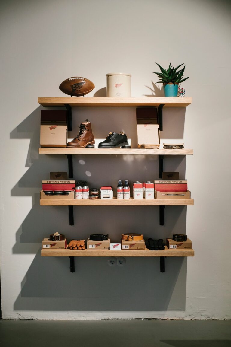 Ergänzt wird das Angebot durch hochwertige Pflegemittel und Accessoires – alles im Americana-Stil. (Foto: Red Wing)