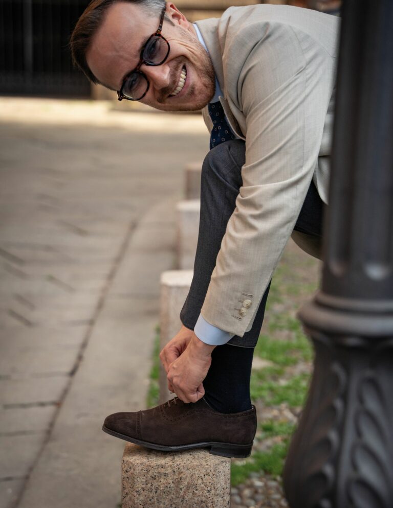 Der klassische Oxford, hier aus dunkelbraunem Veloursleder, gehört laut Laschet unbedingt in jeden Schuhschrank. (Foto: Joe Laschet)