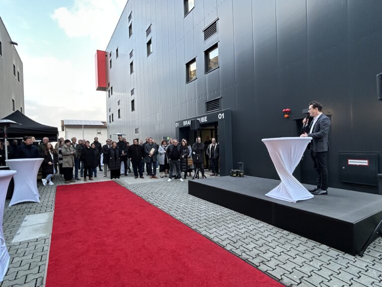 Der neue Brand Cube mit dem so genannten „Roten Appendix“ (Foto: Redaktion)