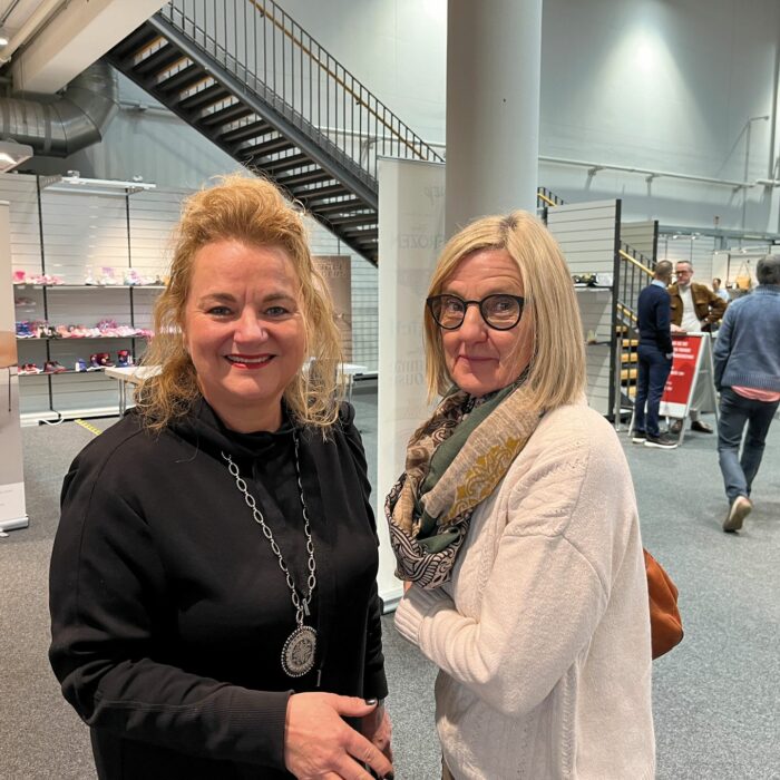 Elisabeth Aich und Barbara Kurz, Schuhhaus Jung: Sehr zufrieden, auch ohne Run auf funktionale Winterschuhe. (Foto: Redaktion)