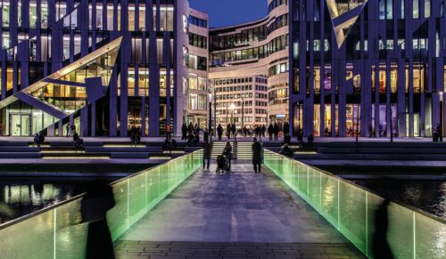 Der Kö-Bogen mit seiner geschwungenen Architektur führt zur Königsallee. (Foto: Düsseldorf Tourismus)
