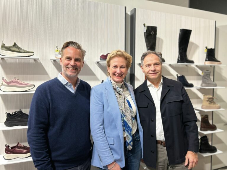 (v.l.n.r.) Astormueller-CPO Achim Tischer,  Salamander-Vertriebsleiterin Pia Fuhrländer und Astormueller-CSO Frank Schmitz (Foto: Redaktion)