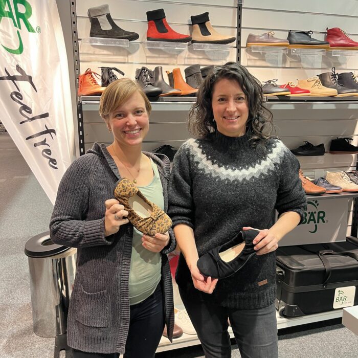 Ina Maier und Saskia Neumann-Jenz, Barfußriese: Viele konventionelle Hersteller zeigen ehrliches Interesse am Barfußschuh-Thema. (Foto: Redaktion)