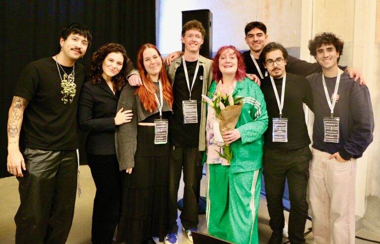 Nicoline van Enter mit dem jungen Team des von ihr gegründeten technischen Innovations- und Learning Labs Footwearology. (Foto: Redaktion)