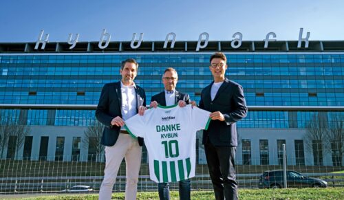 Von links: Claudio Minder (CEO Kybun Joya), Matthias Hüppi (Präsident FC St. Gallen) und Karl Müller (CEO Kybun Joya) (Foto: Kybun Joya)