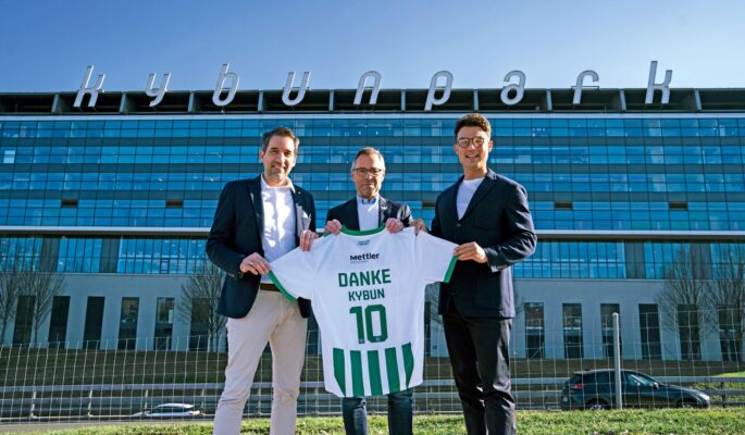 Von links: Claudio Minder (CEO Kybun Joya), Matthias Hüppi (Präsident FC St. Gallen) und Karl Müller (CEO Kybun Joya) (Foto: Kybun Joya)