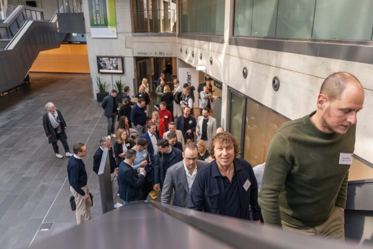 Nur eine Richtung: nach oben! Teilnehmende auf dem Weg zum Tagungsraum im Darmstadtium (Foto: Kim Fotografie)