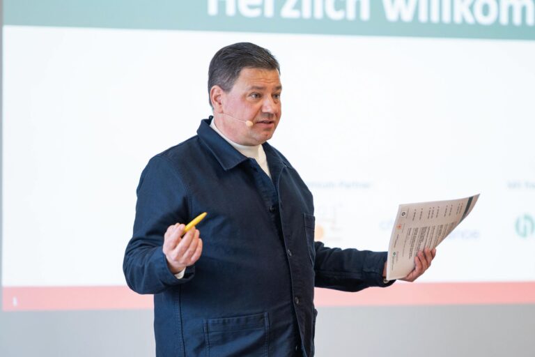 Holger Knapp, Geschäftsführer der Sternefeld Medien GmbH, begrüßte die Teilnehmenden und Gäste. (Foto: Kim Fotografie)