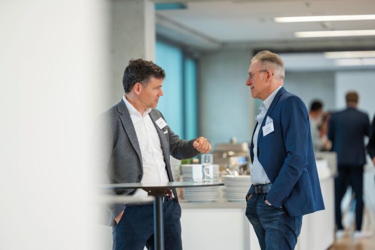 Lewin Berner (li., Sioux) im Gespräch mit Uwe Decker (Solidus). (Foto: Kim Fotografie)