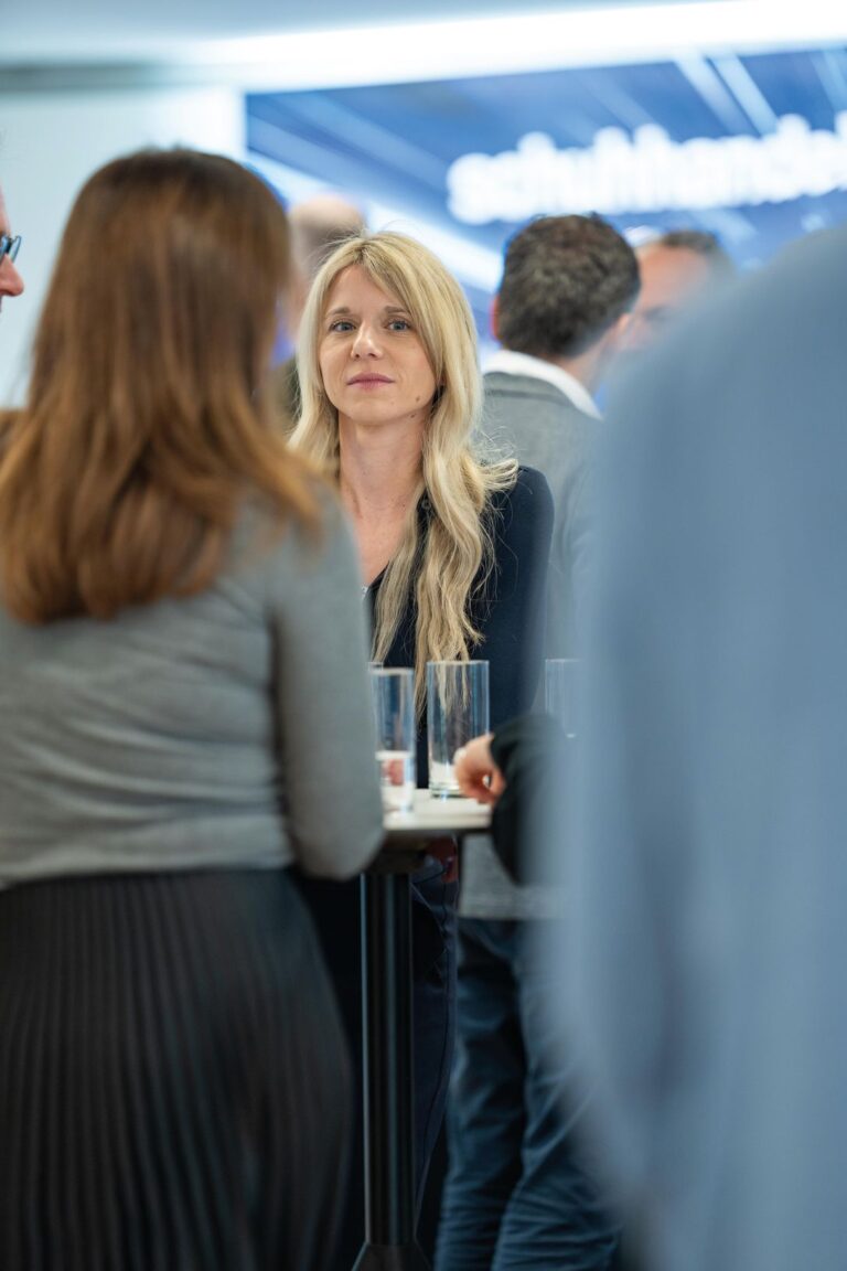 Viel Raum zum Netzwerken: Schuhhändlerin Stephanie Hammeley im Gespräch mit Désirée Orlowski (ANWR) (Foto: Kim Fotografie)