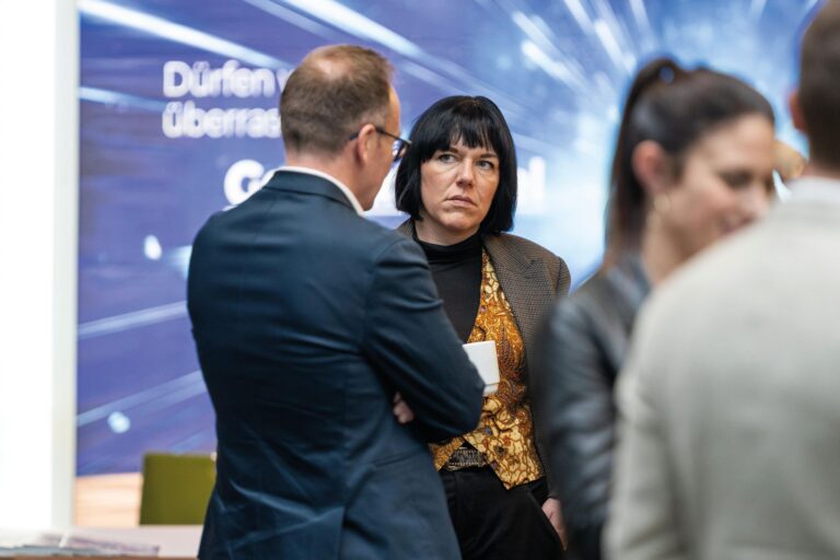 Zeit zum Netzwerken: Mareike Brenner (Philipp Bazlen GmbH) im Gespräch mit Jens Beining (Wortmann (Foto: Kim Fotografie)