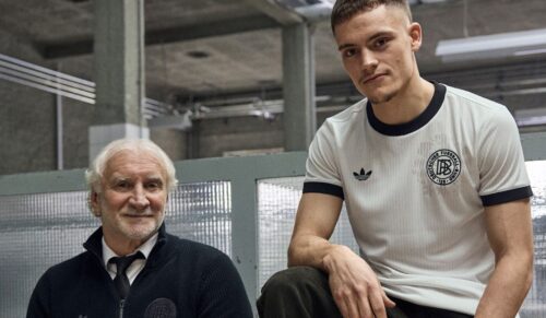 Die Adidas-Jubiläums-Kollektion für den DFB mit Rudi Völler und Florian Wirtz (Foto: Adidas)