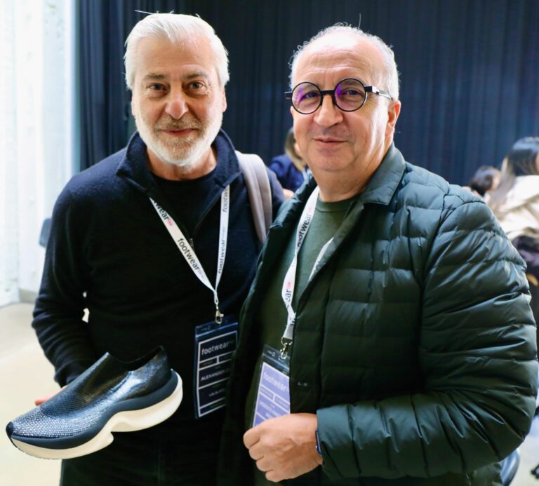 Alexander Zar, CEO Lalaland Production & Design Inc. (links), mit dem Hybrid-Modell Orca by Elastium, zusammen mit Vicente Pastor, CEO von Creaciones SW, Hersteller der Schuhe für Stuart Weitzmann (Foto: Redaktion)
