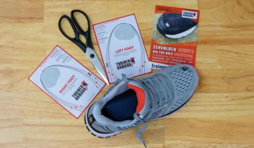 Der Big Toe Preventer von Trainer Armour wird als ausschneidbare Schablone angeboten, die in den Schuh gedrückt wird, um den Flicken an der Schuhspitze anzubringen. (Foto: Trainer Armour)