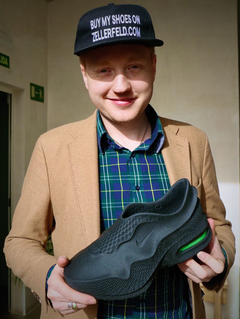Cornelius Schmitt, CEO von Zellerfeld, mit einem additiv gefertigten Nike-Sneaker (Foto Redaktion)