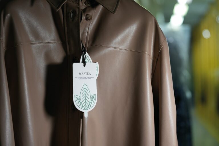 Das New Generation Material wird aus verarbeiteten Teepigmenten hergestellt. (Foto: Wastea)