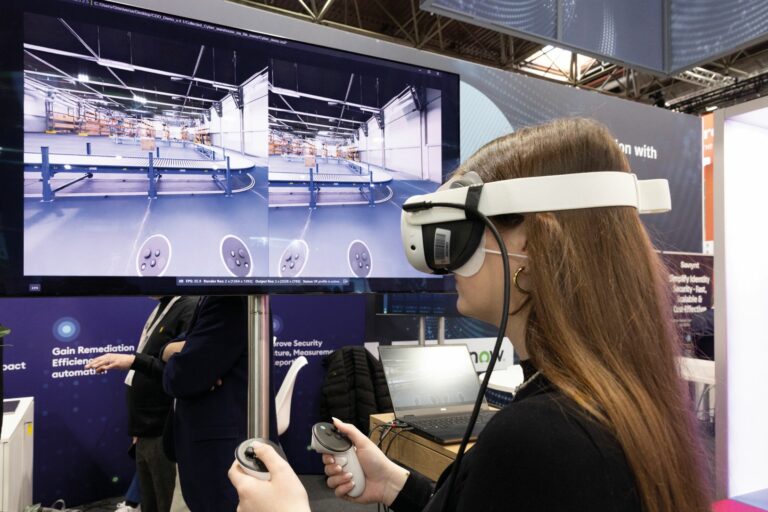 Der virtuelle Zwilling eines Logistik-Systems wird visualisiert, um Angriffe zu simulieren. (Foto: Messe Düsseldorf/Ctillmann)