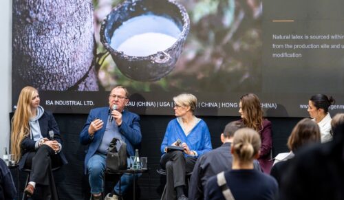 Diskutierten auf der ILM über die Zukunft von biobasierten Materialien (v.l.): Sabrina Kliese (Revoltech), Tom Schneider (ISA Tantec), Cornelia Wittke (Ecovative), Melina Bucher und Moderatorin Cheryll Mühlen. (Foto: Messe Offenbach / ILM / Esra Klein)