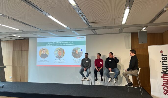Niklas Krohn (Krohn Handels GmbH), Marc Majowski (Majo Markenschuhe) und Benjamin Birk (Sportsline Offenbach) reden über ihre Erfahrungen als junge Unternehmer in der Schuhbranche. (Foto: Redaktion)