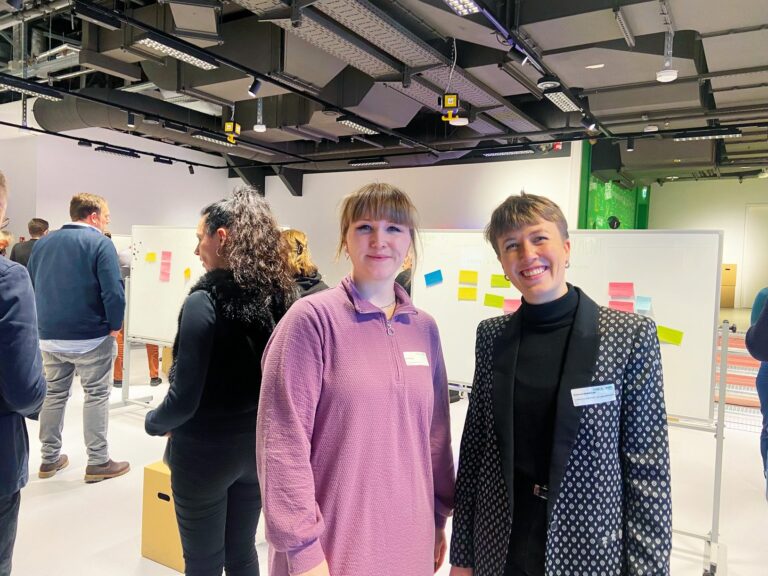 Workshop-Moderatorin Svenja Jahn mit Lea Gummersbach (Foto: HDSL)