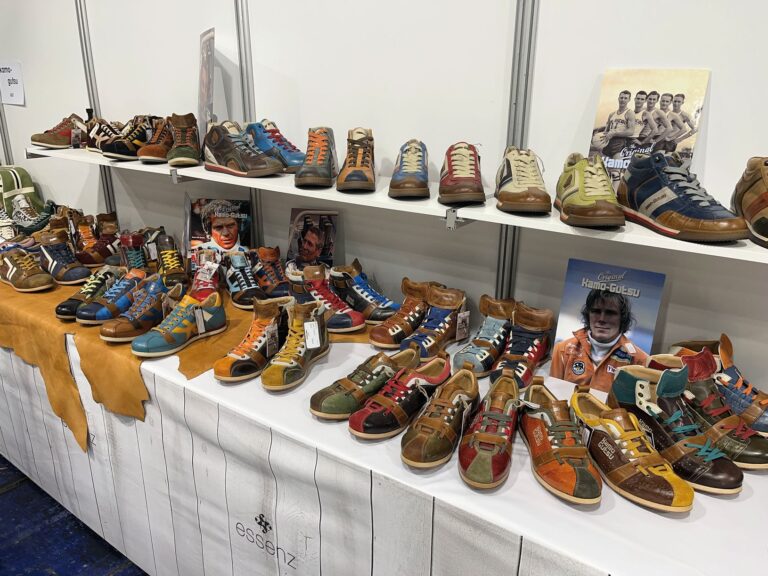 Farbvielfalt: Kamo-Gutsu produziert vorwiegend Herrenschuhe und traut sich mit außergewöhnlichen Farbkombinationen. (Foto: Redaktion)