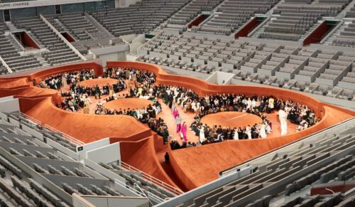 Der Philippe Chatrier-Hof des Roland-Garros-Stadions in Paris gab Lacoste seine neue Kollektion zum Besten. (Foto: Lacoste)