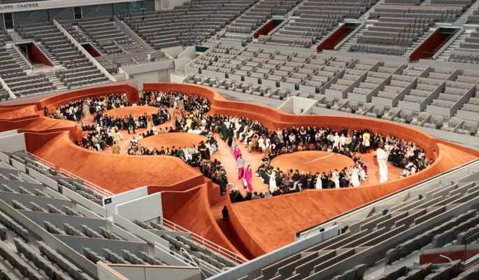 Der Philippe Chatrier-Hof des Roland-Garros-Stadions in Paris gab Lacoste seine neue Kollektion zum Besten. (Foto: Lacoste)