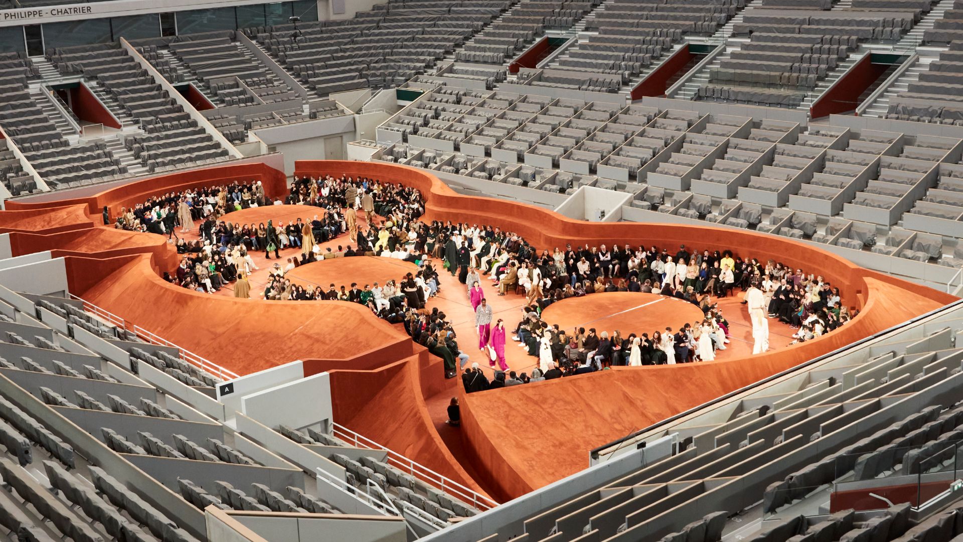 Der Philippe Chatrier-Hof des Roland-Garros-Stadions in Paris gab Lacoste seine neue Kollektion zum Besten. (Foto: Lacoste)