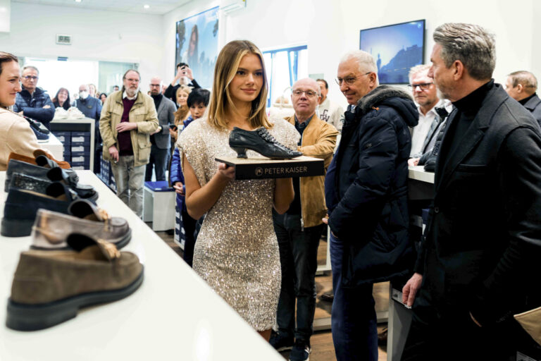Ein Model trägt einen historischen Schuh aus dem 19. Jahrhundert in das neue Peter Kaiser-Outlet. (Foto: Caprice)