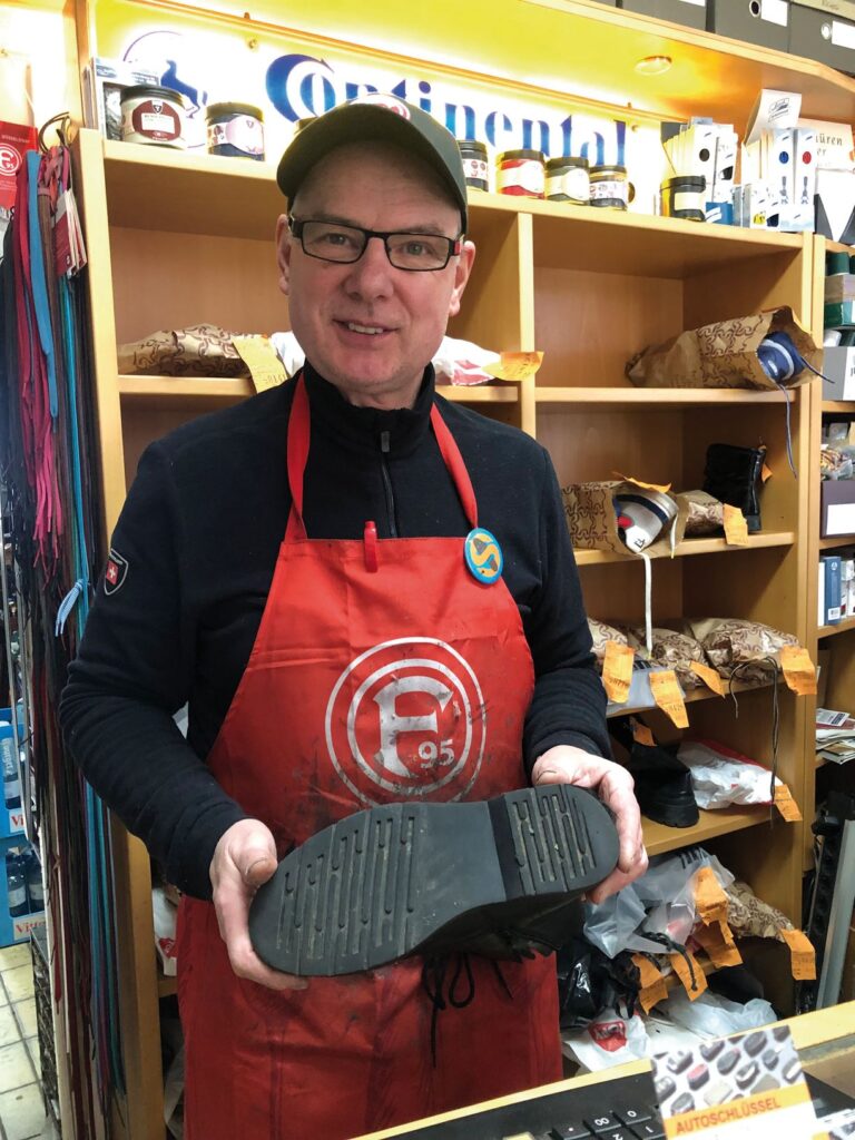 Ralf Bienemann ist Schuhmachermeister mit Leib und Seele. (Foto: Redaktion)