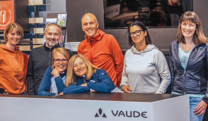 Gemeinsam vorbereitet für die Eröffnung des neuen Vaude Stores in Traunstein (v.l.): Claudia Gerstmeyr und Gunnar Frehner (Vaude Außendienst), Nicole Jürgens und Silvia Kewitsch (Vaude Store Traunstein), Store-Betreiber Thomas Eberl, Lucia Wörner (Vaude Visual Merchandising) und Birgit Bohnert (Geschäftsleitung Vaude Franchise GmbH). (Foto: Vaude, www.udokah.de)