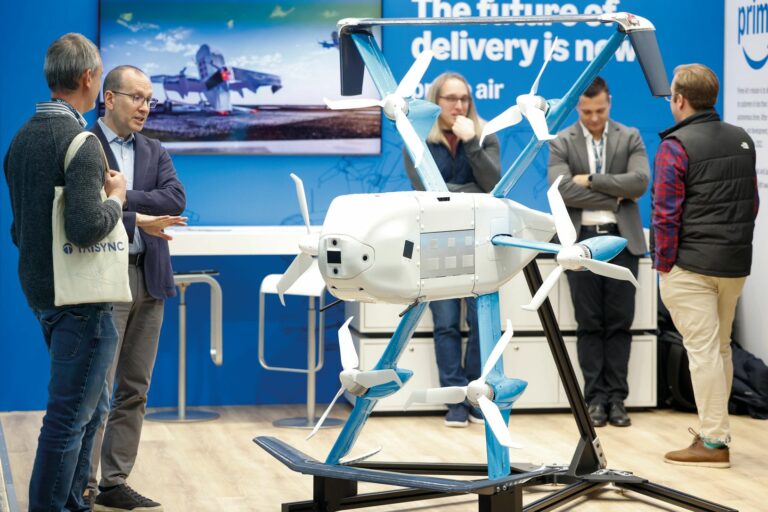 Langfristig sollen Amazon-Pakete per Drohne in 30 Minuten beim Kunden ankommen. (Foto: Messe Düsseldorf/Ctillmann)