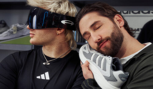 Rapper Ski Aggu (links) bewirbt den neuen Deichman-Adidas-Sneaker. (Foto: Deichmann)